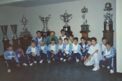 los niños del Zapillo en la sala de trofeos del Santiago Bernabéu.