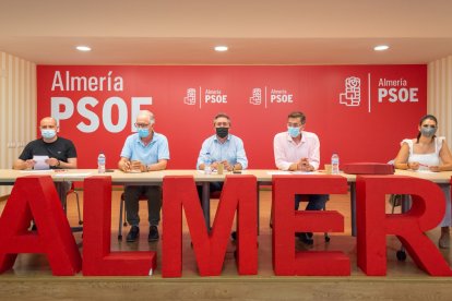 La cúpula del PSOE de Almería, con Juan Espadas.