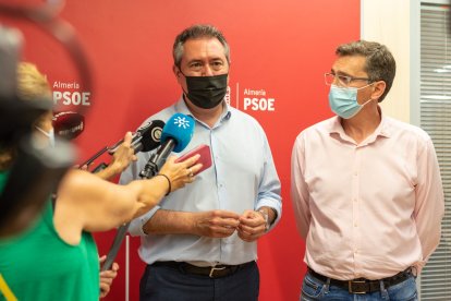 Espadas y Sánchez Teruel atienden a los periodistas.