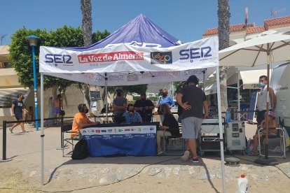 El set de La SER se ha instalado esta mañana frente a pizzería \