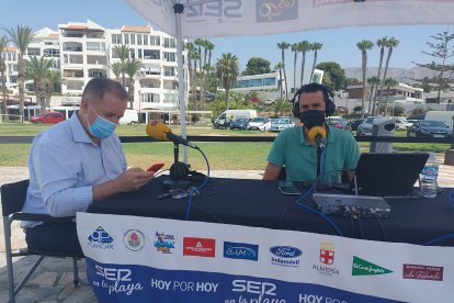 El concejal de Turismo y Playas del ayuntamiento de Roquetas de Mar, Francisco Barrionuevo, junto a Fran García