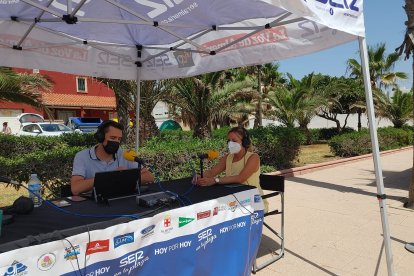 La edil de Presidencia de Roquetas de Mar, Rocío Sánchez, junto a Fran García