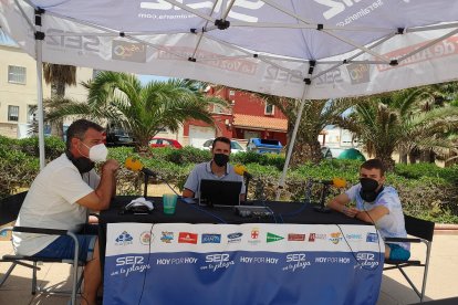 Juan Miguel y su hijo, Manu, en el set de La SER en Roquetas del Mar