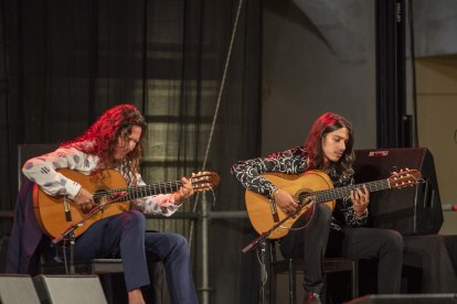 Tomatito junto a su hijo, que también subió a las tablas en la Plaza Vieja.