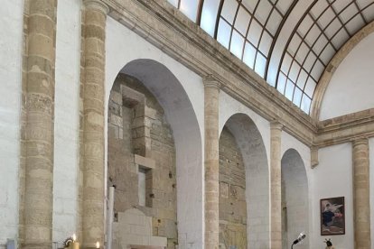 Hasta siete sacerdotes concelebraron la eucaristía en la que tomó posesión Ramón Carlos Rodríguez.