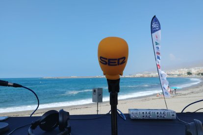 El set de La SER se ha instalado hoy en la playa de Adra