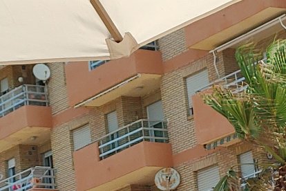 Una vecina de Adra se ha animado a bailar zumba desde el balcón de su casa