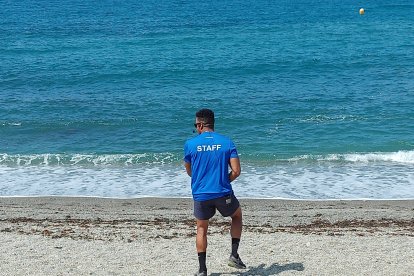 Víctor ha animado la mañana en la playa de Adra