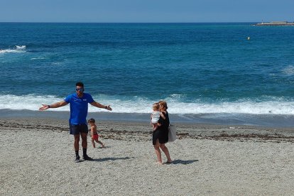 Abuelos y nietos se han apuntado a la clase de zumba de Víctor