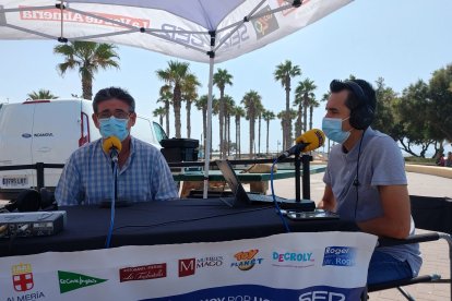 El acalde de Adra, Manuel Cortés, junto a Fran García