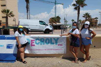 Las monitoras de Decroly Kids, en la playa de Adra