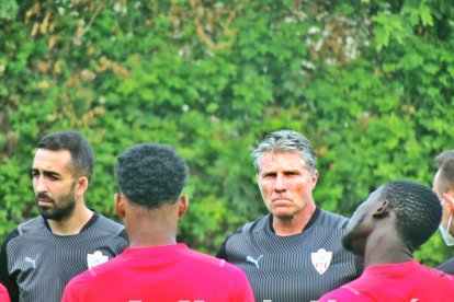 El Maestro Ángel Férez, preparador de porteros del filial 21-22.