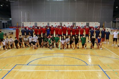 Foto de familia con las dos escuadras.