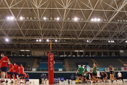 Una imagen de la pista central con los equipos.