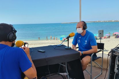 El director de la piscina municipal de Adra junto a Fran García