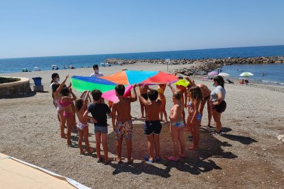Los niños han disfrutado de la jornada gracias a los monitores de Decroly Kids