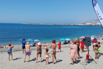 Víctor, de Nexa Fit, ha levantado a todo el público de la playa de Adra