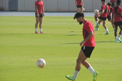 Arnau golpea la pelota.