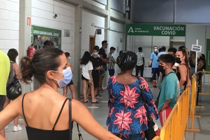 Personas sin cita previa esperan a ser registradas para vacunarse. Foto de Víctor N.