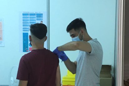 Chico durante el momento de su vacunación.