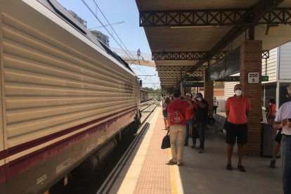 La máquina del tren vuelve al centro de Almería.