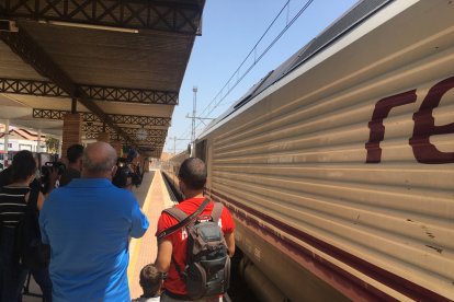 Esperando a que los primeros viajeros bajen del tren.