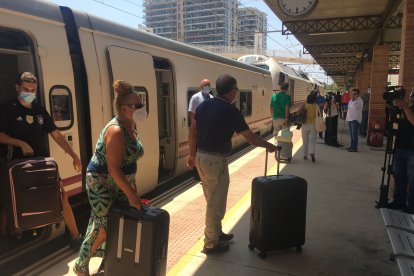 Los primeros viajeros que no han tenido que hacer transbordo.