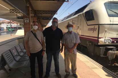José Carlos Tejada, ante el primer tren que ha llegado a Almería.