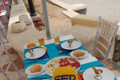 El restaurante Pa\' Levante ha tenido un detalle con todo el equipo de La SER en la playa