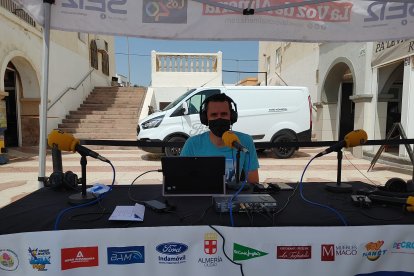 Fran García a punto de empezar el programa \'Hoy por Hoy Almería\'