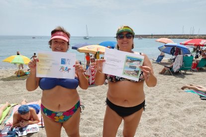 Mari Carmen y Maravillas con sus premios en la playa de Roquetas