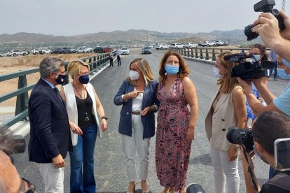 En el centro, las consejeras de Fomento y Agricultura.