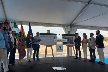 Autoridades en la colocación de la primera piedra del tramo Concepción-A7.