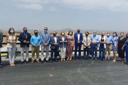 Mas autoridades e invitados al acto.