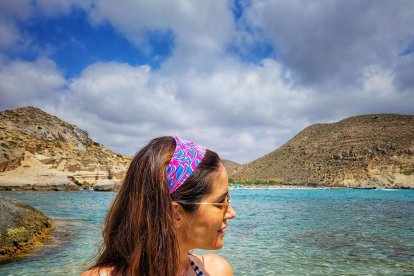 En bikini y frente al mar de Cabo de Gata.