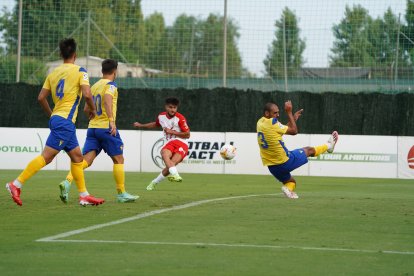 Momento del lanzamiento de Arnau, que fue el 1-0.