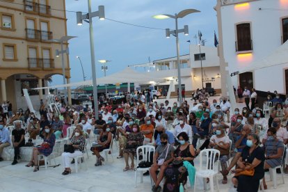Asistentes al Homenaje en la Plaza.