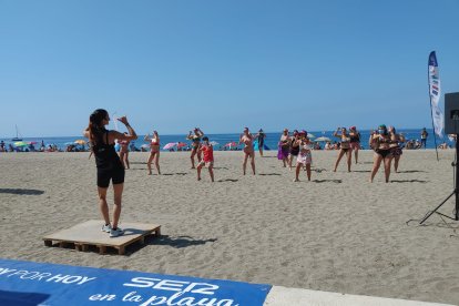 La monitora de Ego Sport Center preparó una clase de zumba muy dinámica y entretenida
