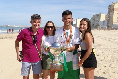Con su familia en la playa de Cádiz.