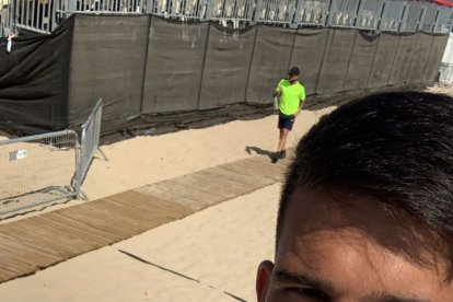 Moridiendo la medalla.