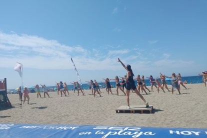 La clase de zumba de Ego Sport Center triunfó entre los vecinos de la playa de El Zapillo