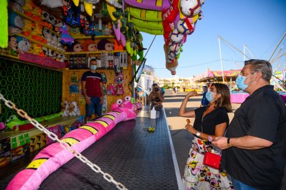 Probando suerte a los dardos.