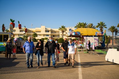 Diego Cruz (en el centro), concejal de Cultura, inauguró este miércoles el parque de atracciones.