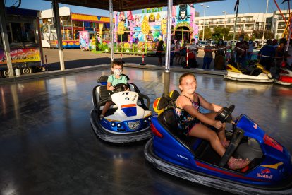 La alegría y la emoción de los coches de choque en Divertoyo.