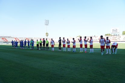 El saludo de los equipos.