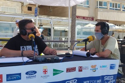 El nadador paralímpico Carlos Tejada junto a Alfredo Casas en el set de La SER