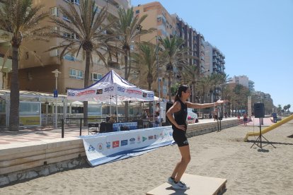 La clase de zumba a cargo de Ego Sport Center tuvo una gran acogida entre los vecinos de El Zapillo