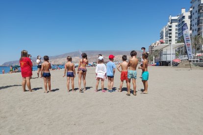 Los niños pasaron una divertida mañana jugando con los monitores de Decroly Kids