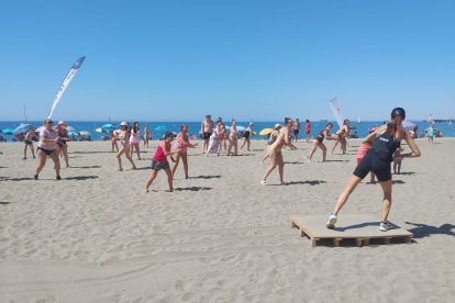La clase de zumba en El Zapillo animó a todos los vecinos en una calurosa mañana de agosto