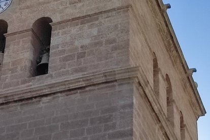 Dos cruces grabadas en la piedra de la torre de la Catedral.